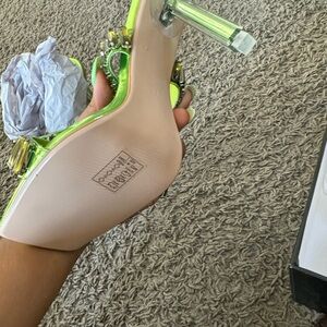 Size 7 Azalea Wang brand new green mule